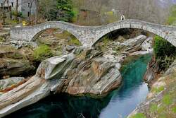 Ponte dei Salti �ber die Verzasca bei Lavartezzo am 09.04.2008