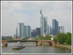 Frankfurt am Main 17.07.2005 Alte Brcke mit der Hochhauskulisse, wegen der die Stadt gelegentlich auch als 