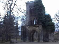 Die Tempelherrenhaus-Ruine in Weimar im Jahre 2001.
