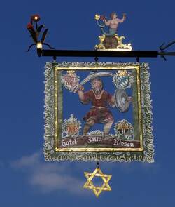 Durchsichtig oder nicht...?    Zufllig hatte der Himmel an diesem Tag das gleiche Blau wie das Wappen des Hotel und Gasthauses 