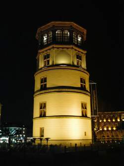 Der Turm auf dem Burgplatz in Düsseldorf am Abend des 08.03.2004.