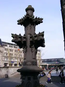 Ein abgebautes fr�heres Fassadenteil des K�lner Doms auf dem s�dwestliche Vorplatz, 17.