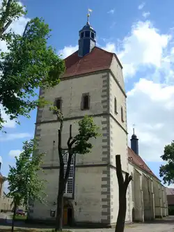 M�hlberg an der Elbe,  die Frauenkirche mit dem markanten Westquerturm stammt aus den Jahren 1487-1525,  Juni 2010