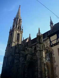 Thann im Elsaß,  Turm und Nordseite des St.Theobald-Münsters, zählt mit den Münstern in Straßburg, Freiburg und Basel zu den Hauptwerken gotischer Kirchenbaukunst am Oberrhein, Bauzeit