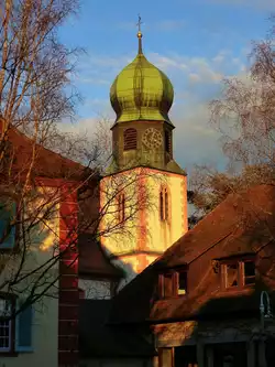 Freiburg-Lehen, der spätgotische Turm der St.Cyriak-Kirche im Abendlicht, Dez.2013