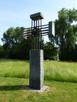 Freiburg, das Friedenskreuz im Park am Dietenbachsee wurde 1998 aufgestellt, Juni 2014