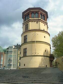 Dsseldorf am Rhein, Turm an der Rheinpromenade, Frhjahr 2003