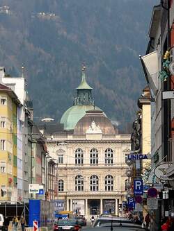 Am Ende dieser Straße sieht man das 1823 errichtete Tiroler Landesmuseum, auch Fernandeum genannt.