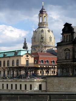 Blick über die Brühlsche Terrasse zur Kuppel der Frauenkirche; 14.04.2008
