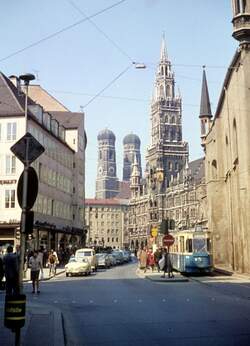Uralt-Aufnahme von M�nchen, Blick auf Rathaus-Marienplatz-Frauenkirche - aus den fr�hen 60iger Jahren.