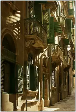 Abendsonne in einem Str�sschen von Valetta.