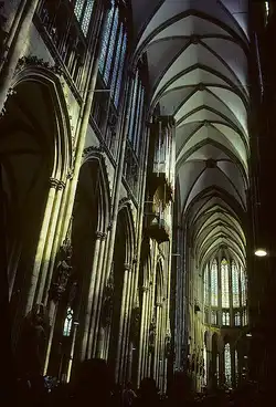 K�ln, Hohe Domkirche, Mittelschiff nach Osten, 43.35 m hoch, mit polygonalem Hochchor im Hintergrund.