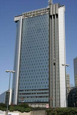 Moderne Glasfasaden pr�gen die Skyline von Napoli.