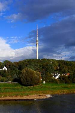 Der das gesamte Stadtgebiet Dresdens berragende und weithin sichtbare Fernsehturm in Wachwitz, aufgenommen am 06.10.2011 vom Fahrgastschiff 