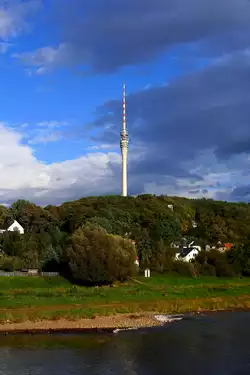 Der das gesamte Stadtgebiet Dresdens �berragende und weithin sichtbare Fernsehturm in Wachwitz, aufgenommen am 06.10.2011 vom Fahrgastschiff 