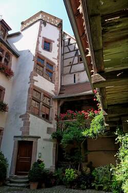 Reichenweier im Elsa, der Adrihof, mittelalterlicher Hof des Klosters von Autrey, 1579-81 von einem italienischen Baumeister umgebaut, 18m hohes Wohngebude mit Wendeltreppenturm, Sept.2011