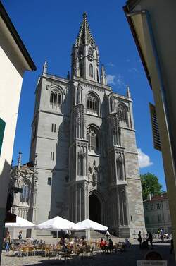 Zwischen den H�usern w�chst das Konstanzer M�nster empor.