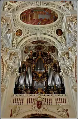 Die Hauptorgel auf der Westempore des Passauer Domes St.