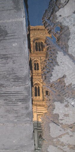 Zwischen B�rgersteig und Strasse im Rinnstein:  Spiegelbild des Campanile des Domes.