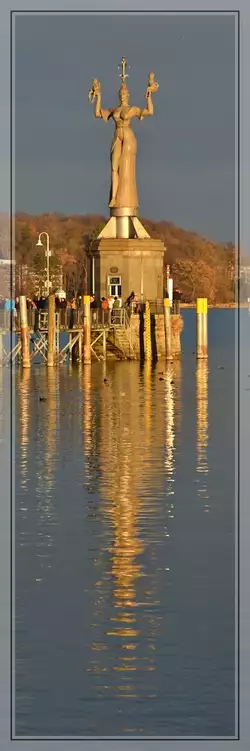Weihnachtsmarktstimmung?    So jedenfalls zeigte sich der zweite Advent 2013 in Konstanz, wo zu F��en der gewichtigen Dame der Weihnachtsmarkt stattfindet.