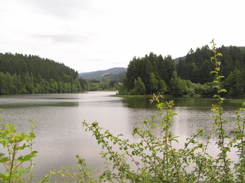 Vorsperre vom Ssestausee im Harz bei Osterode. Vom Ausgangspunkt des Fotos sieht man auf der Brcke die Vor- und die Hauptsperre, auf der Strae kommt man 1. nach Osterode und 2. in den Hochharz. 