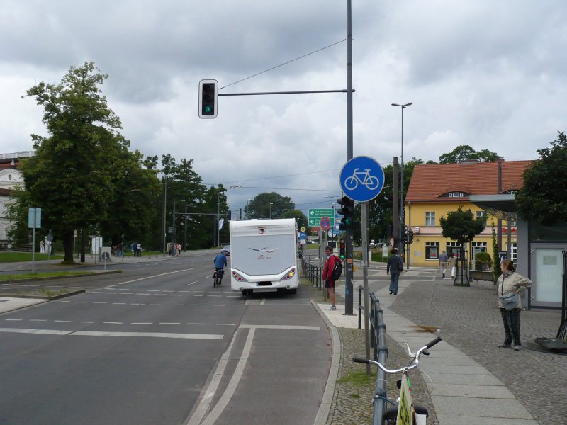 Whrend in Boulevardmedien und Autofahrerkreisen das Verhalten von Radfahrern gerne berzogen negativ dargestellt wird, gnnt sich manch motorisierter Teilnehmer auch gern mal eine Regelbertretung. Hier musste ein Radfahrer auf die  gefhrliche  Fahrbahn ausweichen. Andernorts traut sich (leider) kaum ein Radfahrer das Verlassen der Radwege, die hufig gar nicht benutzt werden mssen. Allzu oft werden sie angehupt, angeschrien oder nah berholt. Mggelheimer Strae, Berlin Kpenick 23.6.2007