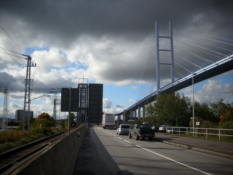 Whrend man ungehindert ber die neue Rgenbrcke fahren kann,mu man fr 20min an der Ziegelgrabenbrcke warten wenn Diese geffnet ist. 