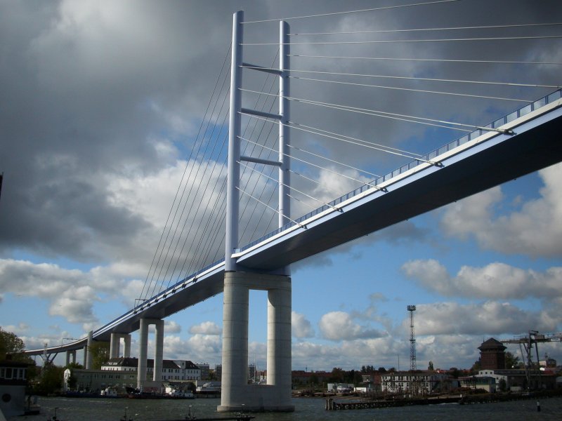 Whrend die Ziegelgrabenbrcke geffnet ist,kann man sich die Wartezeit(20min Zeit !) verkrzen und die neue Rgenbrcke fotografieren.