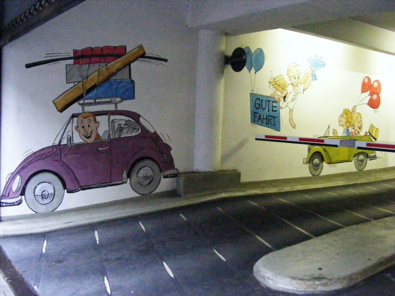 Wandbilder in der Ausfahrt eines Parkhauses in Bochum.