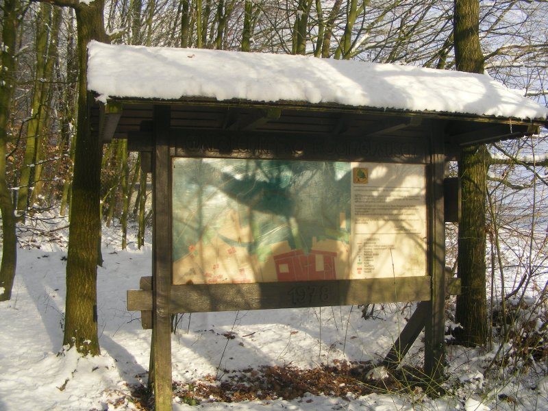 Wanderkarte  die man wenn man zum Nonnenstein mchte findet.
Der Nonnenstein ist das Wahrzeichen der Stadt Rdinghausen am Wiehengebirge  im Kreis Herford .
Foto wurde im Januar 2009 gemacht