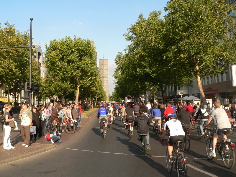 Wann hat die Fahrradschlange ein Ende? Da die Kreisfahrt eine Demonstration ist, werden Ampeln meist abgeschaltet - diejenigen, die noch leuchten, gelten nicht. 26.9.2009