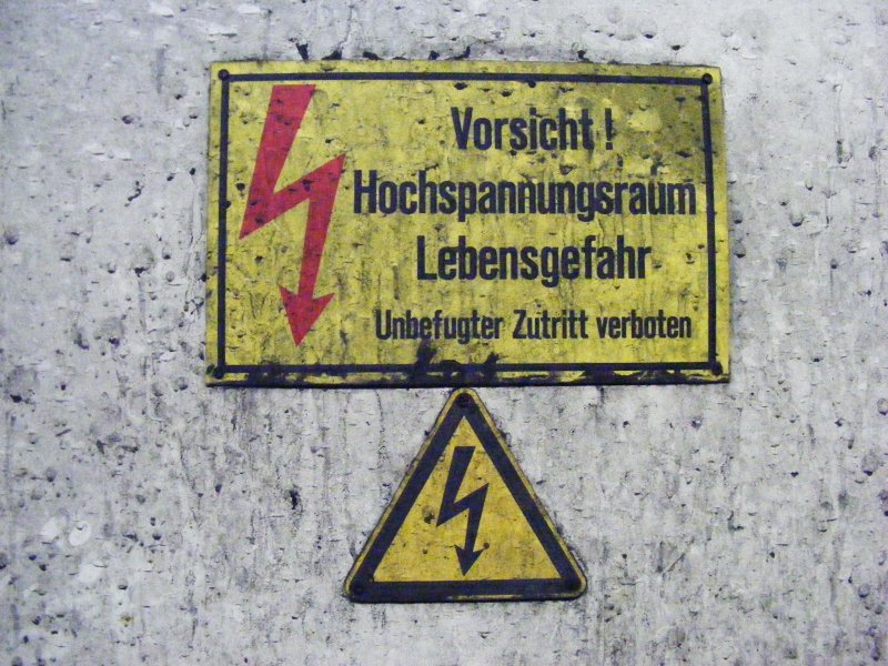 Warnschilder in der Kohlenwsche des Bergwerks Auguste Victoria 3/7 in Marl beim Tag der offenen Tr am 9. Mai 2009. 
