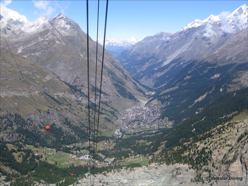 Was Bild ID 1366 im Winter zeigt, ist hier im Sommer zu sehen: Blick  auf Zermatt (aus der Seilbahn) - 16.8.2005
