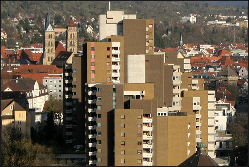 Was haben sich die Stadtvter und Architekten eigentlich gedacht, als sie diese Wohnburg an dieser Stelle zuliesen. Die Aussicht auf die eigentlich sehr schne Stadt wird von dieser Seite her doch massiv gestrt. Die beiden ungleichen Trme links gehren zur Stadtkirche. 18.03.2008 (Matthias)