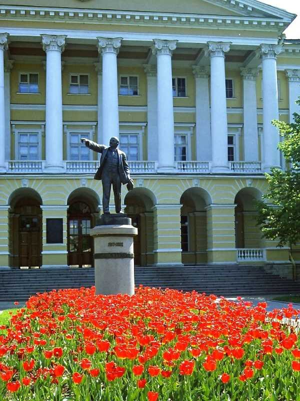 Was wre das damalige Leningrad ohne ihn: Bronze-Lenin vor dem Smolny-Institut (3. Juni 1982)