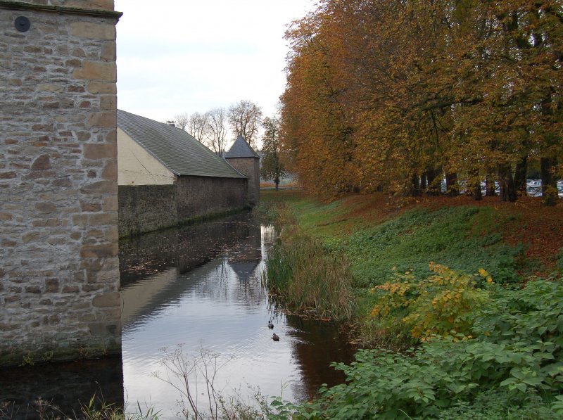 Wassergraben des Wasserschlosses Haus Kemnade. Es liegt im Hattinger Stadtteil Blankenstein, Eigentmer ist aber die Stadt Bochum.