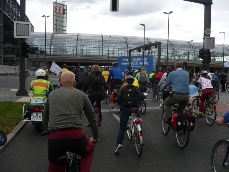 Wechselhafte Wetterstimmung, aber dafr kaum Wind und Regen, begleitete die Radfahrer auf ihrer Kreisfahrt, hier am Hauptbahnhof Berlin. 20.9.2008