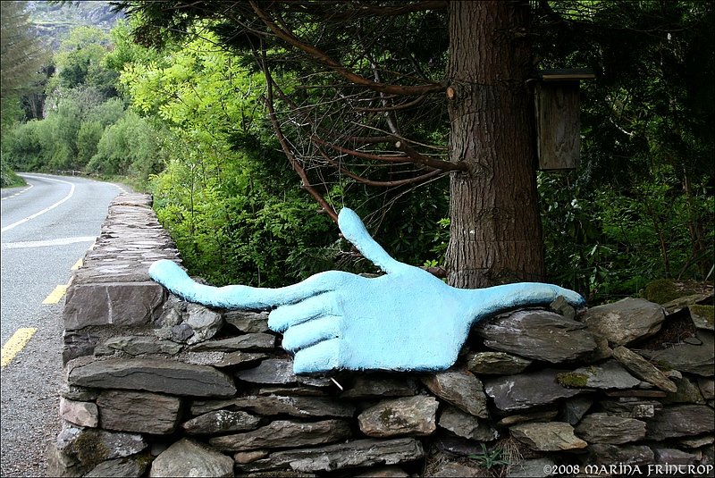 Wegweiser der etwas anderen Art - wiesen uns den zum Skulpturengarten bei Glengariff, Irland Co. Cork.