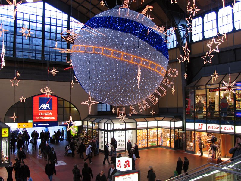 Weihnachtdekoration in der Wandelhalle des Hamburger Hauptbahnhofes am Ausgang Spitalerstrae/City, 04.12.2007
