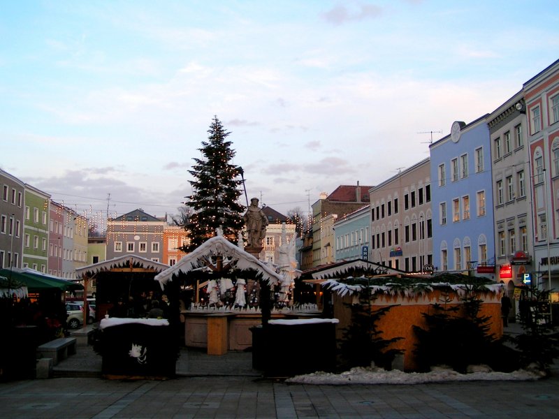  Weihnachtlicher unterer Hauptplatz  mit den Punschstnden rund um den Dietmarbrunnen; 081129