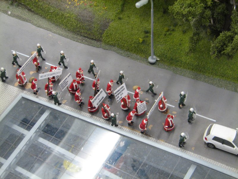 Weihnachtsmanndemonstration im Miniaturwunderland in der Hamburger Speicherstadt :) 