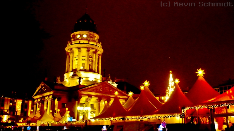 Weihnachtsstimmung am Gendarmenmarkt. Hier ist der Deutsche Dom zu sehen. (22.12.2007)