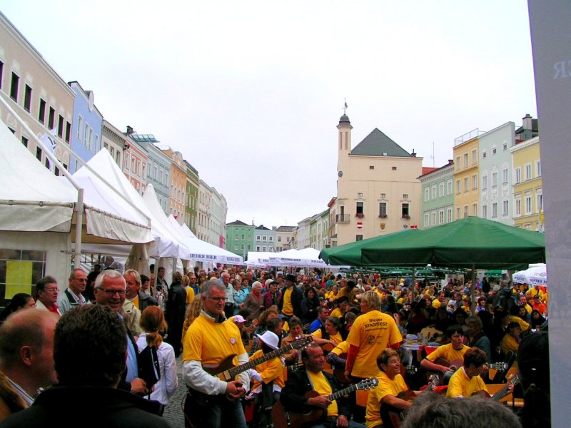 WELTREKORDversuch! ber 630 Leute haben sich im Rahmen des Stadtfestes am unteren Hauptplatz zur  weltgrten  Gitarrenstunde eingefunden, und hoffen auf den Eintrag im Guinness-Buch der Rekorde!
070811