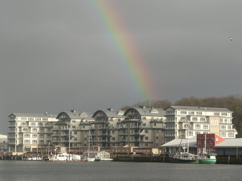 Wenn am Ende von Regenbgen ein Goldtopf steht, dann drfte das die Bewohner dieser toll gelegenen Flensburger Wohn- und Brohuser direkt am Hafen gefreut haben. Dez. 2006