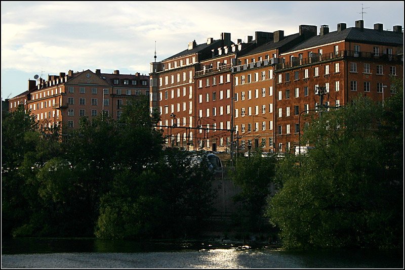 Wenn die Fenster leuchten: Abendstimmung in der Stockholmer Innenstadt in der Nhe der Karlberg station. (Hinter dem Buschwerk ist ein moderner Pendeltog-Zug zu erkennen.) 16.8.2007 (Matthias)