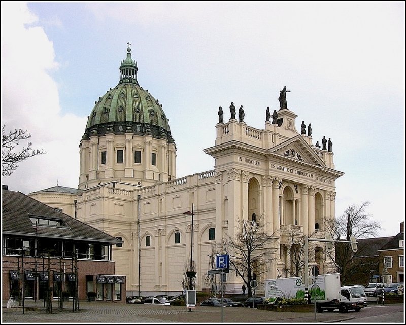 Wenn man den Petersdom sehen mchte, braucht man nicht nach Rom zu reisen, in Oudenbosch steht eine Kopie davon. Der damalige Pfarrer, lie 1865 in seinem Heimatdorf, nach dem Besuch im Original, eine verkleinerte Koie der Basilika St Petri in Rom von dem Archtiekten Pierre Cuypers erbauen. Erst 1892 war der Bau fertig und entspricht mit 81 m Lnge, 55 m Breite und 63 m Hhe jeweils einem Viertel des Petersdoms in Rom. 27.08.09 (Hans)