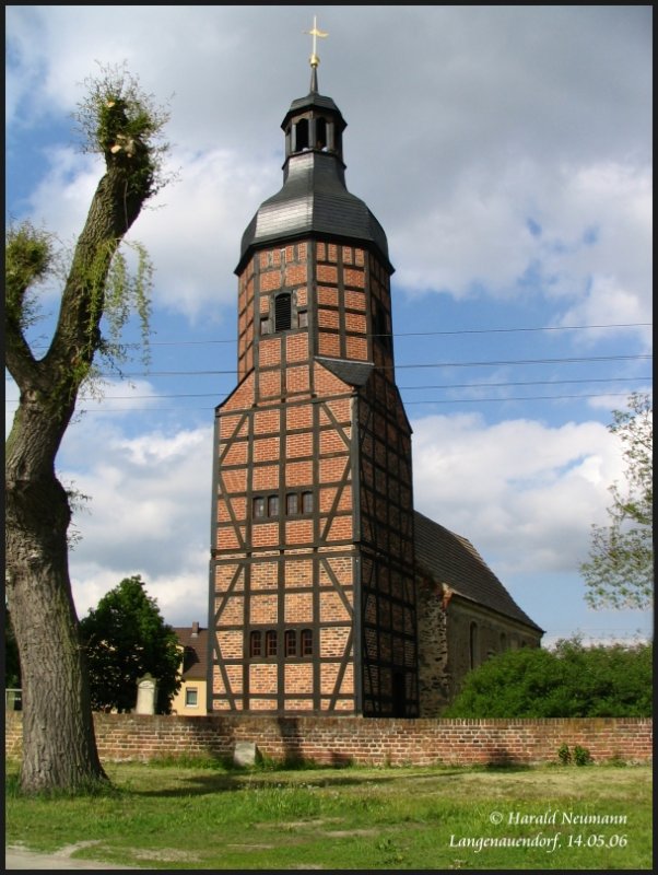 Wer jetzt hier sagt, das Bild ist schief, der liegt ebenso. Der Turm der frisch sanierten Kirche im Ortsteil Langennaundorf (direkt an der B101) steht wirklich schief! Ansonsten finde ich die Kombi von Fachwerk u. Backstein interessant. Uebigau, OT Langenaundorf, 14.05.06.