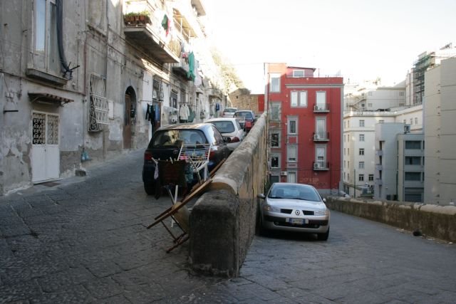 Wer kennt sie nicht - die  Plattfu-Filme  mit Bud Spencer. Eine Szene, die oft vorkam, ist mir heute noch im Bild. Kommissario Rizzo jagt zu Fu einen Ganoven durch die Gassen von Napoli. Der Ganove haut einen Mopedfahrer vom Zweirad und setzt seine Flucht mit dem knatternden Zwei-Takt-Tff fort. Rizzo beschlagnahmt einen Fiat 500 und schon beginnt die Jagd ber die Serpentinen der Altstadt... Und so sieht der Schauplatz im Original aus.