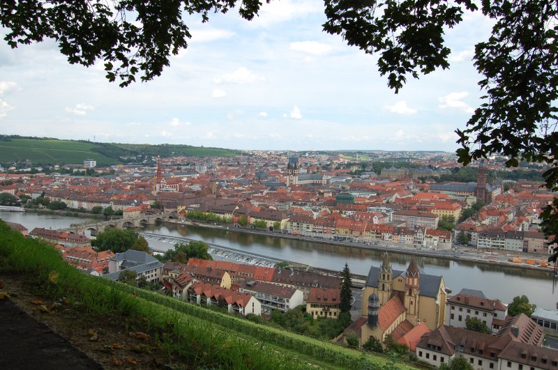 Wer mit dem Zug nach Wrzburg von Gemnden aus einfhrt sieht oben die Residenz. Von dieser Residenz stammen diese Bilder - Wrzburg von oben. September 2007