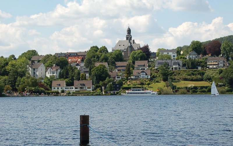 Wetter mal von der Seeseite. Das Fahrgastschiff  Friedrich-Harkort  ist auf dem Weg zur Anlegestelle.